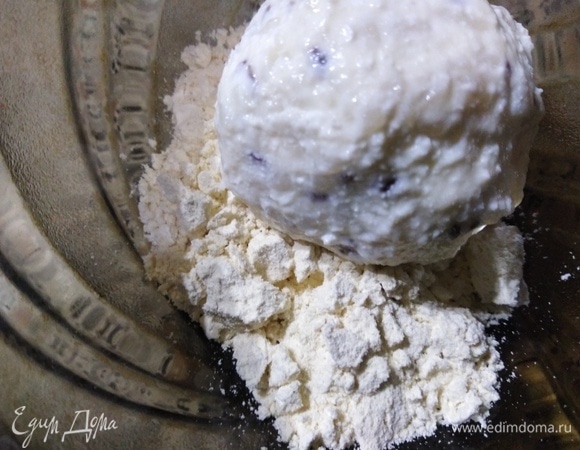 Сформируйте сырники и обваляйте их в кукурузной муке.