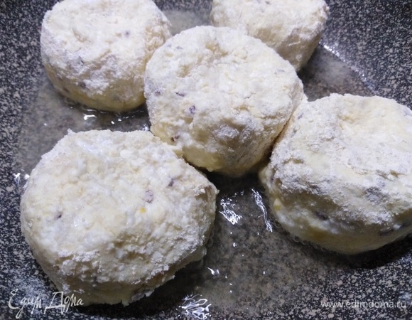 Выложите заготовки в разогретую сковороду с растительным маслом.