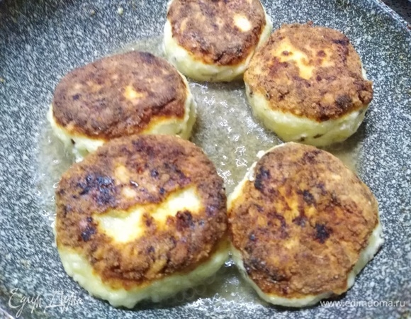 Жарьте сырники с двух сторон на среднем огне до готовности.