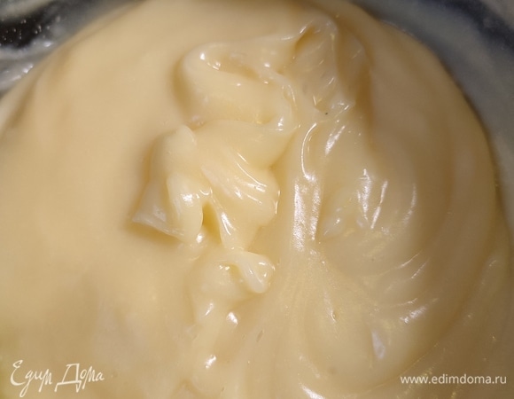 Первым делом надо сварить крем. Желток и яйцо взбить с сахаром и крахмалом, молоко довести до кипения. Затем влить смесь тонкой струйкой в яичную массу, постоянно помешивая венчиком. Поставить все на огонь и варить до загустения. После этого накрыть пленкой, чтобы она соприкасалась с кремом. Дать массе остыть.