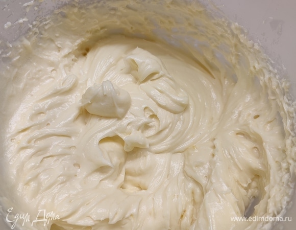 В остывший крем добавить мягкое сливочное масло и взбить, чтобы получилась масса без комочков.