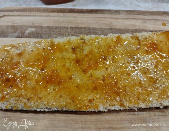 Остывший корж разрезать на три части, обрезать торцы. Первый корж сначала смазать тонким слоем джема, потом нанести крем, накрыть вторым коржом и проделать то же самое с остальными. Поставить торт в холодильник для пропитки.