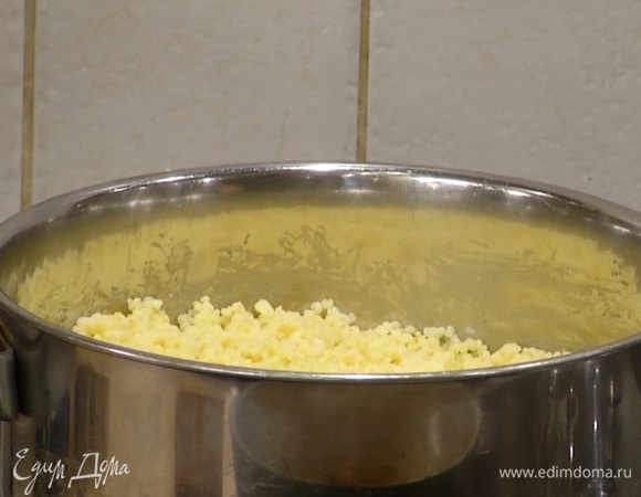 Пшено отварить согласно инструкции на упаковке.