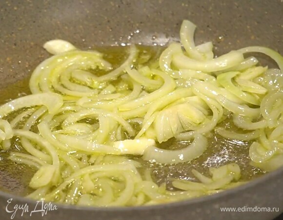 Разогреть в глубокой сковороде оливковое масло и обжарить лук и чеснок до прозрачности, затем добавить шпинат.