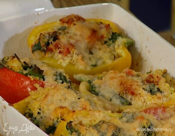 Наполнить перец пшенной начинкой, посыпать натертым сыром и запекать в разогретой духовке 20 минут.