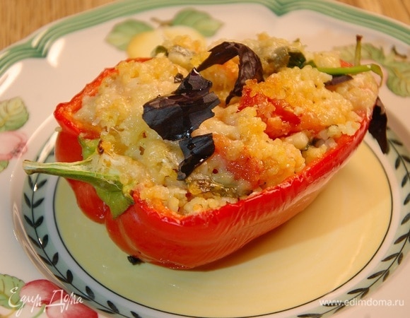 Базилик порвать руками, посыпать запеченный перец, сбрызнуть оливковым маслом Extra Virgin.