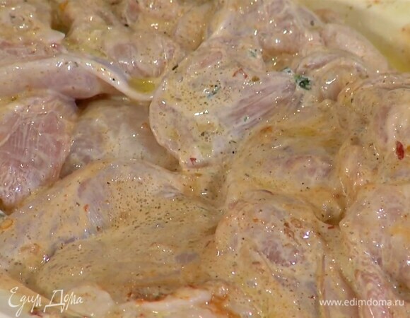 Замариновать куриные бедра: полить 1–2 ст. ложками оливкового масла, сливками, посолить, поперчить, посыпать листьями тимьяна, добавить аджику и перемешать.