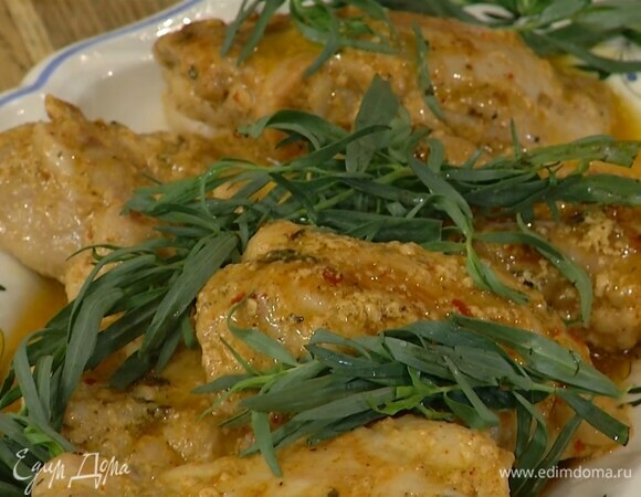 Готовые кусочки курицы украсить веточками тархуна.