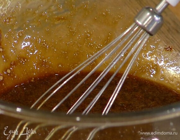 Яйца, 60 г сахара и патоку поместить в глубокую миску и взбить блендером с насадкой-венчиком в однородную массу.