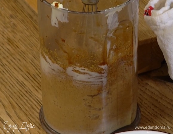 Предварительно размягченное сливочное масло и оставшийся сахар взбить блендером с насадкой-венчиком на невысокой скорости, затем небольшой струйкой влить в массу с патокой, продолжая взбивать ее.