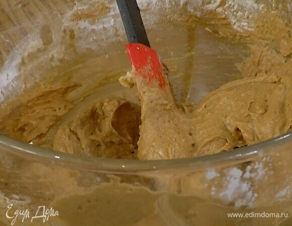 В сливочную массу с патокой всыпать муку, разрыхлитель и соль, добавить цедру и сок грейпфрута, вымешать все лопаткой.