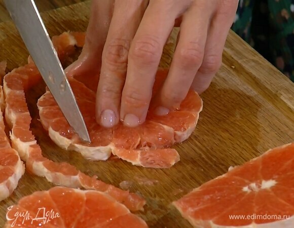 Грейпфрут очистить от кожуры и нарезать поперек на 6 кружков, затем обрезать края и разложить кружки в силиконовые формы для кексов.