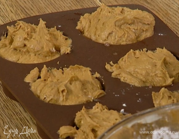 На грейпфруты выложить тесто и выпекать в разогретой духовке 20–25 минут.