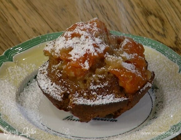 Готовые кексы слегка остудить, затем вынуть из форм и посыпать сахарной пудрой.