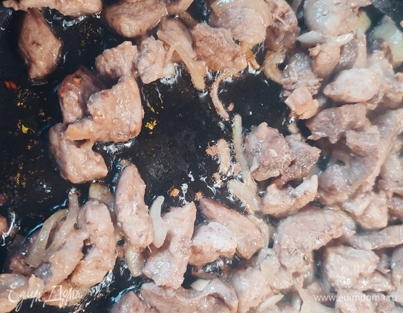 Свинину нарезать полосками. На сильном огне обжарить. Лук нарезать полукольцами и добавить к мясу. Обжарить на сильном огне до золотистого цвета.