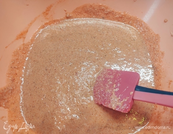 Пока готовится мясо, сделать соус. С помидоров снять кожицу и перекрутить их в блендере. Аналогично измельчить чеснок и орехи. Смешать, добивать уцхо-сунели и соль.