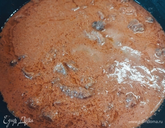 В сковороду к мясу добавить соус и тушить 30 минут на медленном огне. Если вам покажется, что соус сильно густой, то можно добавить немного воды.