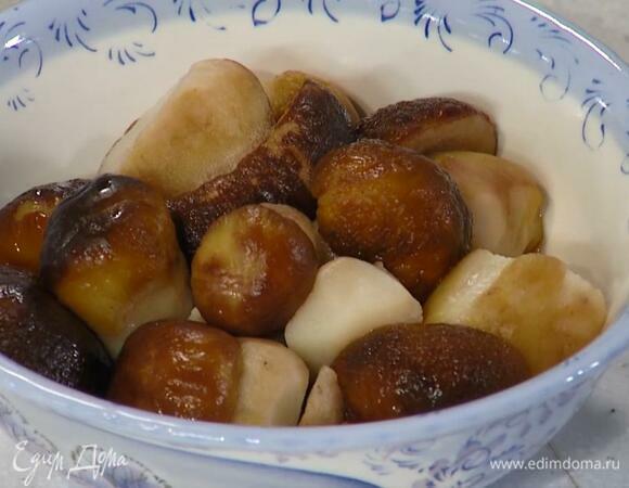 Боровики предварительно разморозить, затем нарезать на кусочки.