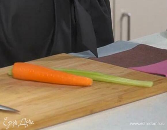 Морковь и лук почистить.