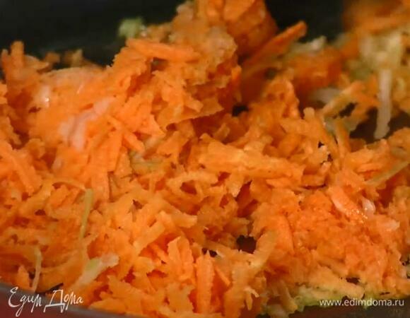 Сельдерей, морковь и лук измельчить в блендере или натереть на крупной терке.