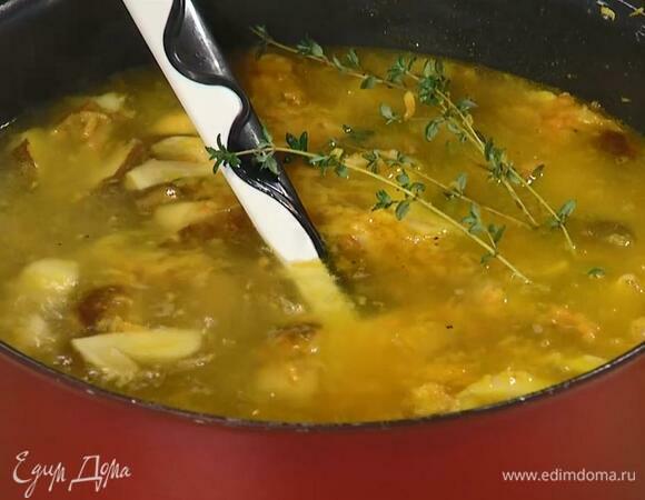 Разогреть в сотейнике оливковое и сливочное масло и обжарить измельченные овощи, затем добавить нарезанные боровики и тимьян, все посолить, поперчить, перемешать и залить горячим овощным бульоном.