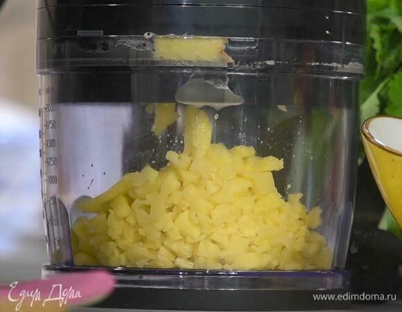 Картофель почистить, измельчить в блендере или нарезать маленькими кубиками и выложить в суп.