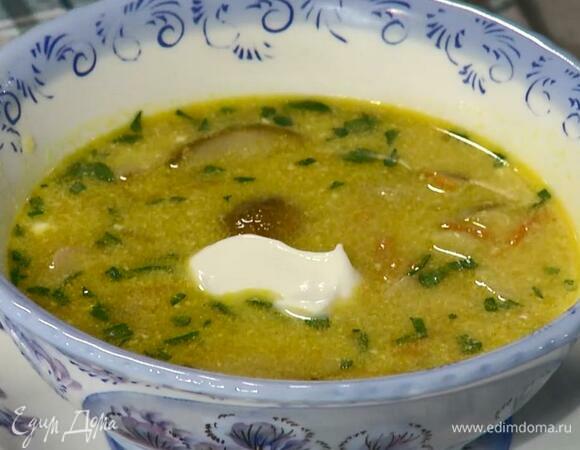 Петрушку порубить очень мелко, посыпать готовый суп и подавать со сметаной.