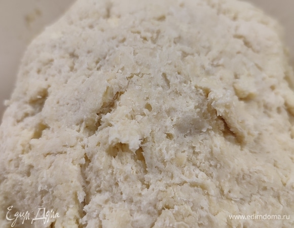 Холодное масло нарезать мелкими кусочками. Муку соединить с солью и маслом. Добавить яйцо и все быстро перемешать. Если тесто не собирается в комок, то можно добавить ледяной воды 2 столовых ложки. Завернуть тесто в пленку и положить в холодильник на 40 минут.