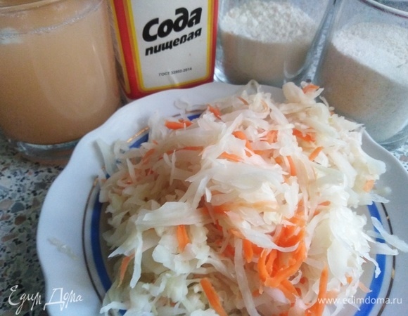 Подготовить все ингредиенты. Капусту отжать.