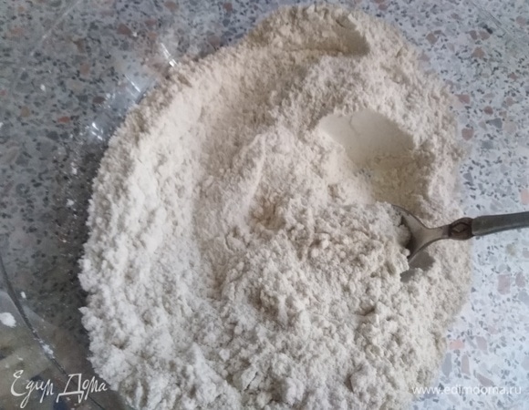 Муку смешать с содой.
