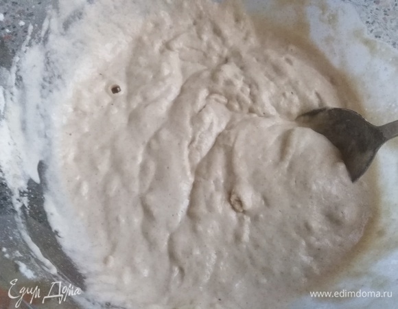 Влить капустный рассол. Перемешать.