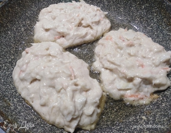 Ложкой выложить на разогретую сковороду с растительным маслом.