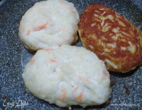 Жарить с двух сторон под крышкой на среднем огне.