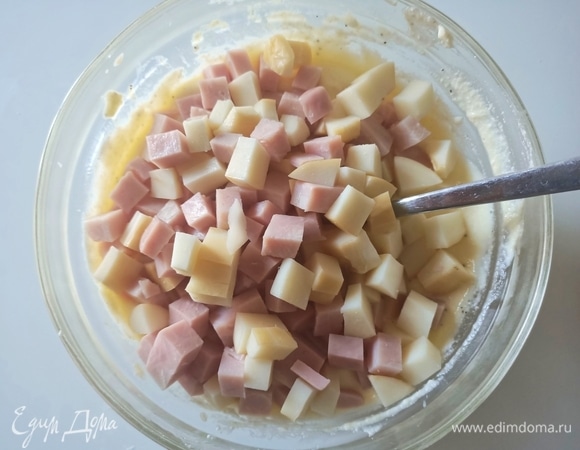 Сыр, ветчину нарезать кубиками и соединить с рикоттой.