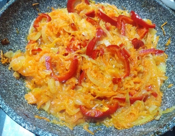 На топленом масле обжарить лук, морковь и перец.