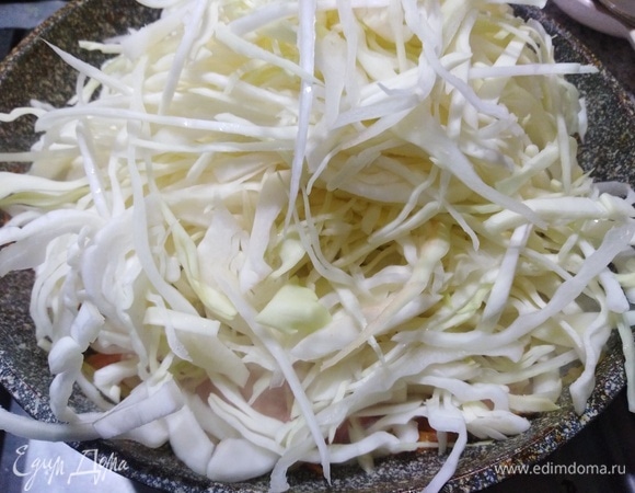 Добавить нашинкованную капусту. Посолить.