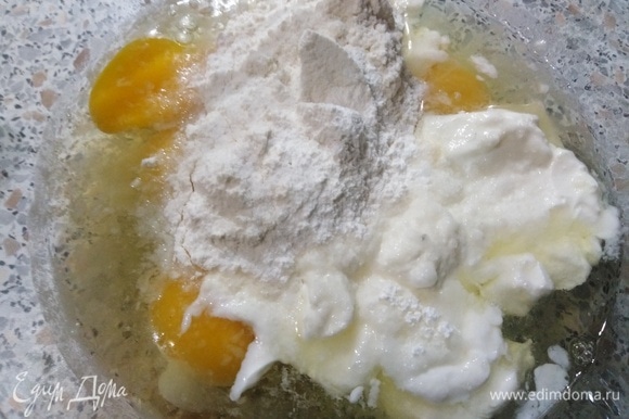 К яйцам добавить муку, сметану, разрыхлитель и соль.