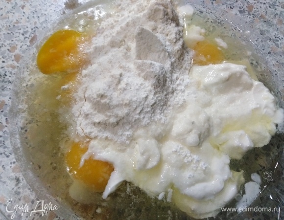 К яйцам добавить муку, сметану, разрыхлитель и соль.