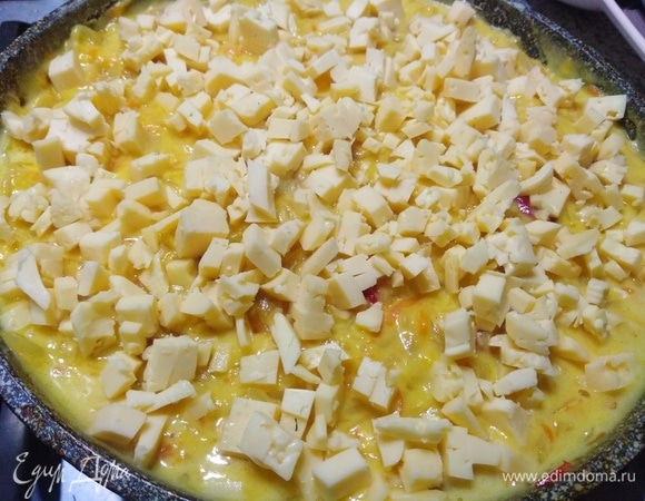 Посыпать сверху сыром.