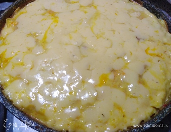 Готовить под крышкой примерно 15 минут.