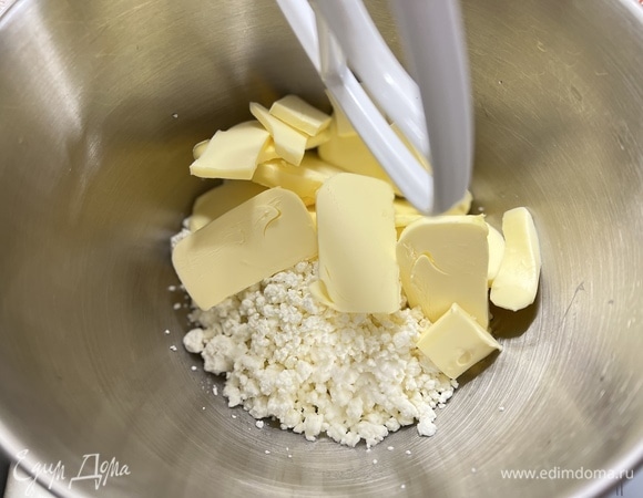 Масло нарезать кубиками или натереть на терке, смешать с творогом.
