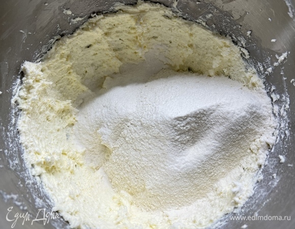 Добавить муку, соль, соду. Замешать тесто. Можно руками, можно в кухонной машине насадкой для теста.