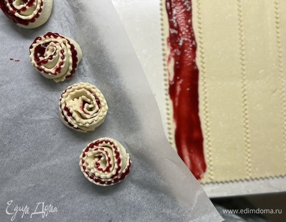 Раскатать в прямоугольник толщиной 0,3 см (максимально тонко). Нарезать на полоски шириной 3 см. Намазать любимым джемом, сложить по длине пополам и скрутить.