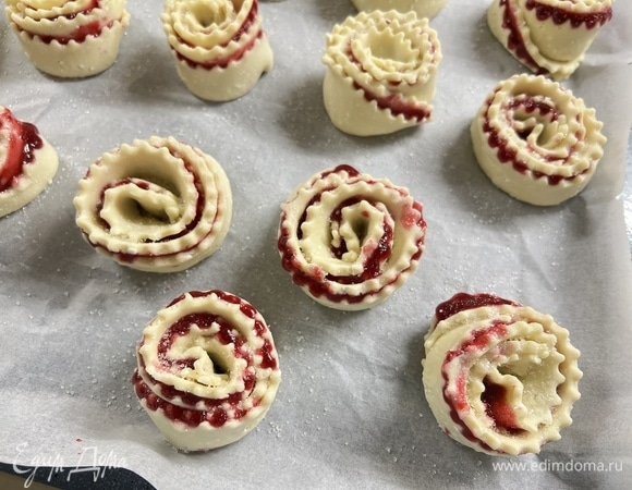 Выложить на противень, посыпать сахаром. Выпекать при 180°C 25–30 минут, до золотистого цвета.