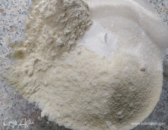 Соединить манку, муку, соду, сахар и соль.