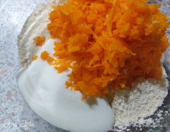 Влить кефир, добавить натертую на мелкой терке тыкву.