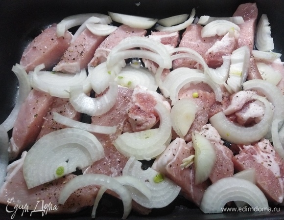 Мясо нарезать, выложить в смазанную маслом форму. Посолить, посыпать перцем и крупно нарезанный репчатым луком.