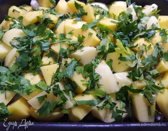 Сверху выложить картофель, посолить, посыпать зеленью. Накрыть форму фольгой, запекать при 190°C 45 минут.