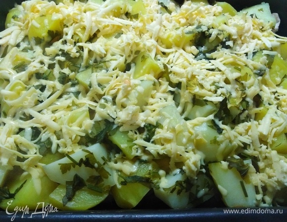 Убрать фольгу, посыпать картофель натертым на крупной терке сыром.