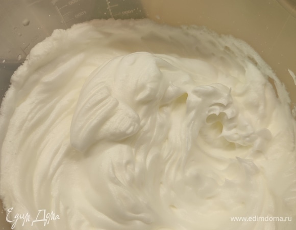 Разделить яйца на белки и желтки. Белки взбить в крутую пену.